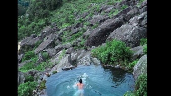 The image shows the natural pool in Uttarakhand.(Twitter/@anandmahindra)