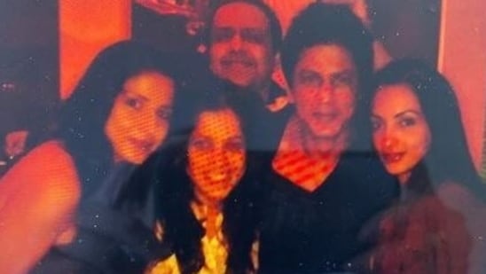 Shah Rukh Khan poses with Seema Khan and Maheep Kapoor in a throwback picture.