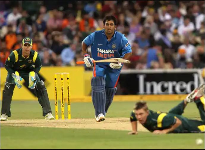MS Dhoni batting against Australia in 2012 CB series match (Twitter)
