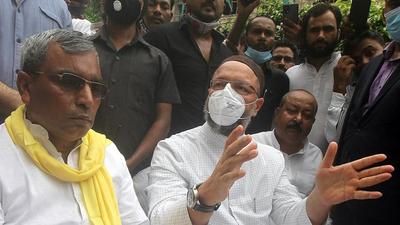 AIMIM president Asaduddin Owaisi along with Suheldev Bharatiya Samaj Party chief Om Prakash Rajbhar addressing a press conference in Lucknow on Thursday. (ANI Photo)