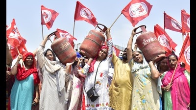WOmen protesting against the LPG price hike at Bhandari Bridge in Amritsar. (Sameer Sehgal /HT) WOmen protesting against the LPG price hike at Bhandari Bridge in Amritsar. (Sameer Sehgal /HT)