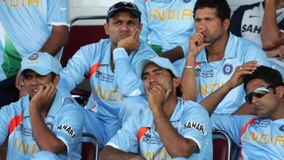 Irfan Pathan said Rahul Dravid (L) had motivated him and Dhoni in the 2007 World Cup (Twitter)