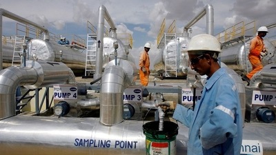Cairn India employees work at a storage facility for crude oil at Mangala oil field at Barmer in Rajasthan. (Reuters file photo)
