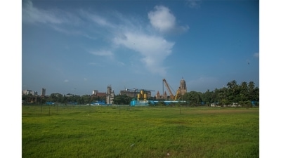 Azad Maidan is eerily calm on a weekday afternoon. Even the grass is growing untrampled in the monsoon.  (Pratik Chogre / HT Photo)