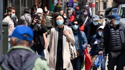 People walk the streets of New York, in the United States, as concerns peak over the spread of the delta variant of the coronavirus disease (Covid-19) in the country. (File Photo)