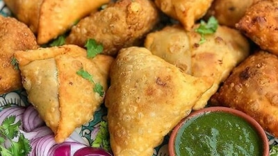 Samosa: This is a famous dish that holds a special place in the hearts of Indians. It is not just easy to make but also a delicious evening snack to enjoy with a cup of garam chai. (Instagram/@hi.lucknow_)