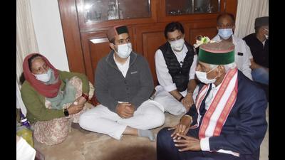 Outgoing Himachal Pradesh governor Bandaru Dattatreya offering condolences to Virbhadra Singh’s wife Pratibha and son Vikramaditya Singh at their residence, Holly Lodge, in Shimla on Thursday. (Deepak Sansta/HT) Outgoing Himachal Pradesh governor Bandaru Dattatreya offering condolences to Virbhadra Singh’s wife Pratibha and son Vikramaditya Singh at their residence, Holly Lodge, in Shimla on Thursday. (Deepak Sansta/HT)