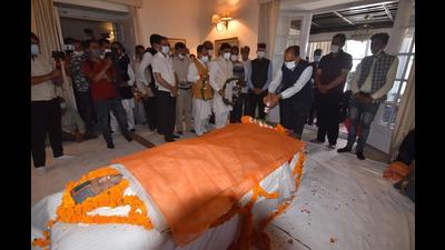 Himachal Pradesh chief minister Jai Ram Thakur paying floral tributes to Congress leader and six-time CM Virbhadra Singh at his house, Holly Lodge, in Shimla on Thursday. (Deepak Sansta/HT) Himachal Pradesh chief minister Jai Ram Thakur paying floral tributes to Congress leader and six-time CM Virbhadra Singh at his house, Holly Lodge, in Shimla on Thursday. (Deepak Sansta/HT)