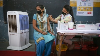BMC fears that lack of an adequate number of vials will hamper the spirit of the vaccination process in Mumbai. (Sanchit Khanna / HT Photo) BMC fears that lack of an adequate number of vials will hamper the spirit of the vaccination process in Mumbai. (Sanchit Khanna / HT Photo)