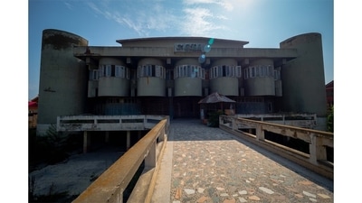 The imposing façade of Shah Cinema, Srinagar. The grand architecture of India’s surviving single-screens is evocative, Chaturvedi says, both for the grandeur it once represented and the unforgiving manner in which the world has moved on. (Photo by Hemant Chaturvedi)