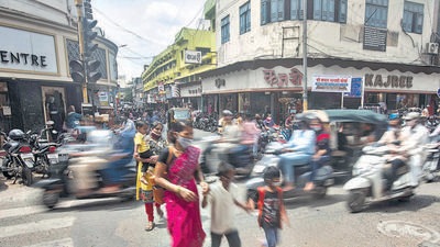 Traffic signal at Kunte chowk on Laxmi road non-functional, on July 7, 2021. 31 non-functional signals slow down Pune’s traffic. (PRATHAM GOKHALE/HT) Traffic signal at Kunte chowk on Laxmi road non-functional, on July 7, 2021. 31 non-functional signals slow down Pune’s traffic. (PRATHAM GOKHALE/HT)