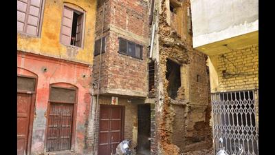 An unsafe building near Shaheed Sukhdev Thapar Naughara in Dal Bazar area of Ludhiana on Thursday. (Gurpreet Singh/HT)