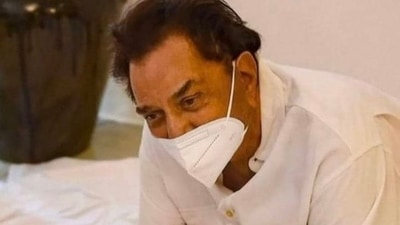 Dharmendra shares how Saira Banu reacted when he paid his last respects to Dilip Kumar. Dharmendra shares how Saira Banu reacted when he paid his last respects to Dilip Kumar.