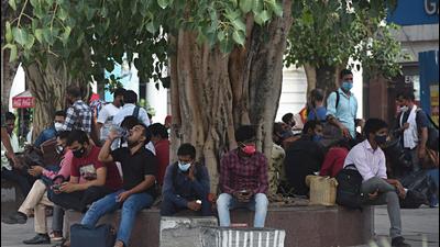 People seated under a tree on a summer day at Connaught Place, in New Delhi, India, on July 6. (HT file photo)