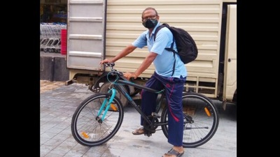 The image shows 70-year-old KR Srinivas Rao with his cycle. (Twitter)