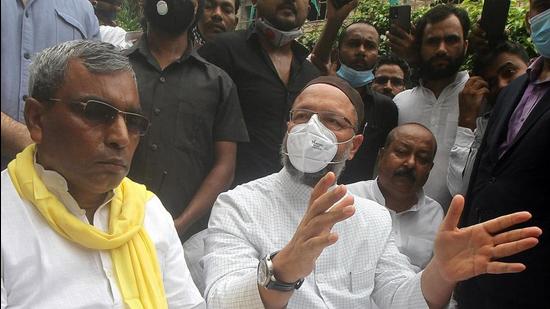 AIMIM president Asaduddin Owaisi along with Suheldev Bharatiya Samaj Party chief Om Prakash Rajbhar addressing a press conference in Lucknow on Thursday. (ANI Photo) AIMIM president Asaduddin Owaisi along with Suheldev Bharatiya Samaj Party chief Om Prakash Rajbhar addressing a press conference in Lucknow on Thursday. (ANI Photo)