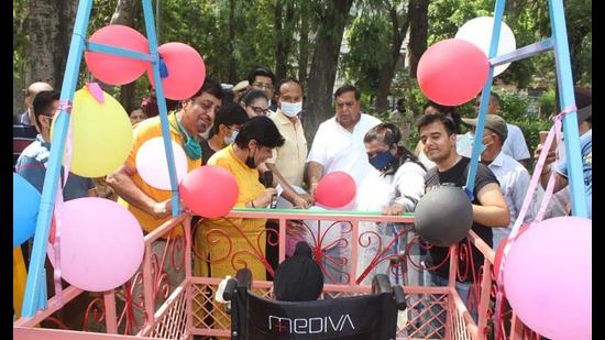 Congress MLA Surinder Dawar and DC Varinder Kumar inaugurated the swings at Shaheedi Park in Kidwai Nagar, Ludhiana, on Thursday. (Harsimar Pal Singh/HT)
