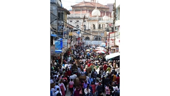 In the Crawford Market area, where there’s a corner and a street for everything you could think of, the bustle looks almost completely normal, until you notice the masks (even if most are worn poorly, on the chin).(Bhushan Koyande / HT Photo)