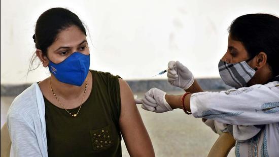 A health worker administers a dose of Covid-19 vaccine at UPHC Chauma Village, Palam Vihar, in Gurugram, India, on Thursday. (HT PHOTO)