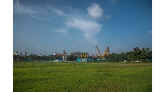 Azad Maidan is eerily calm on a weekday afternoon. Even the grass is growing untrampled in the monsoon. (Pratik Chogre / HT Photo)