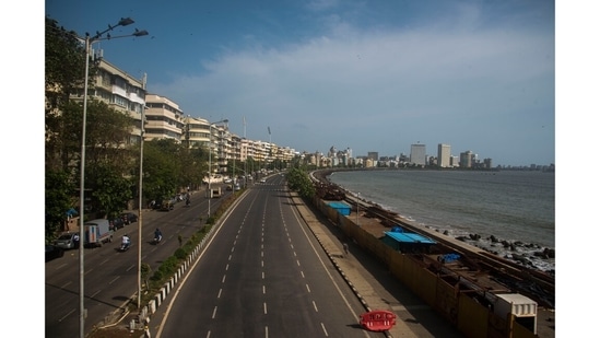 A deserted Marine Drive on a weekday afternoon. Those who haven’t stepped out in a while are in for a rude shock as views of the coastal road construction jut into the Arabian Sea.(Pratik Chorge / HT Photo)