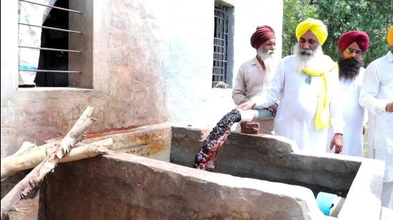 A tubewell spewing out polluted water at Aloarakh village in Sangrur. (HT PHOTO)