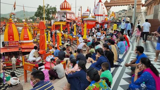 Authorities tried to enforce Covid protocol and social distancing in Haridwar’s Har-Ki-Pauri at the ganga ghat as the number of pilgrims increase (HT Photo/Rameshwar Gaur) Authorities tried to enforce Covid protocol and social distancing in Haridwar’s Har-Ki-Pauri at the ganga ghat as the number of pilgrims increase (HT Photo/Rameshwar Gaur)