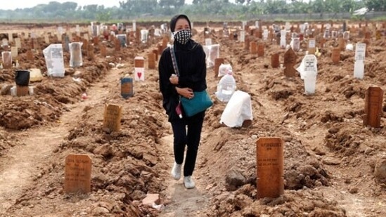 Across Indonesia, the coronavirus pandemic is again spreading rapidly with bursting beyond capacity and oxygen supplies are running out.(AP)