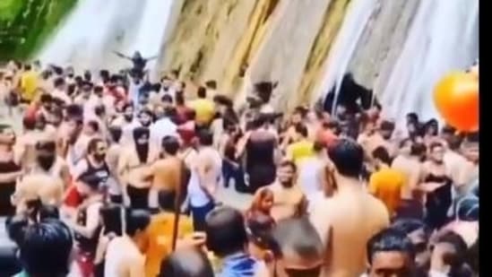 A video of many tourists bathing at Mussoorie's Kempty Falls has surfaced on the internet.(Twitter)
