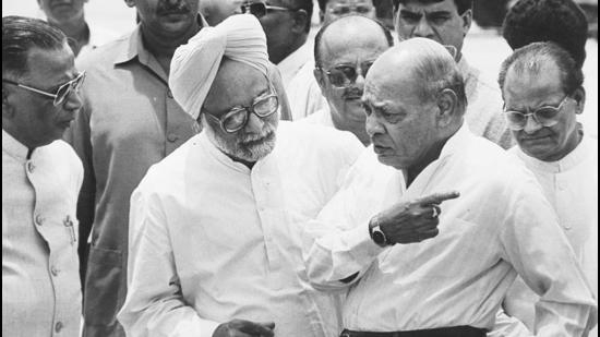 Former Prime Minister PV Narasimha Rao talking to his Cabinet colleague Manmohan Singh in 1994. (Sanjay Sharma / HT Archive)