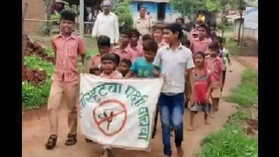 The image shows a march taken out by the kids of the village in Nashik against the use of slingshots.(Twitter@AnandReddyYellu) The image shows a march taken out by the kids of the village in Nashik against the use of slingshots.(Twitter@AnandReddyYellu)