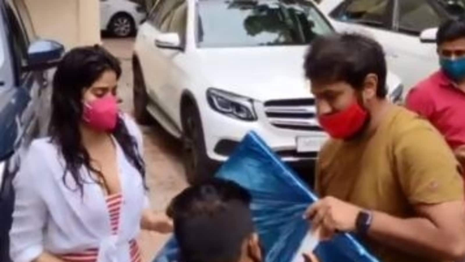 Janhvi Kapoor obliges die-hard fan who came all the way from Rajasthan to meet her, watch interaction