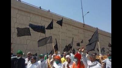 Bharatiya Kisan Union activists showed black flags to members of a Haryana assembly committee, mistaking them for a team of Kurukshetra BJP MP Naib Singh Saini, at Naraingarh in Ambala on Thursday. (Representational photo) Bharatiya Kisan Union activists showed black flags to members of a Haryana assembly committee, mistaking them for a team of Kurukshetra BJP MP Naib Singh Saini, at Naraingarh in Ambala on Thursday. (Representational photo)