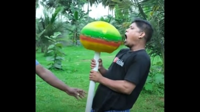 The image shows the 25 kg lollipop. (YouTube/@Village Food Channel) The image shows the 25 kg lollipop. (YouTube/@Village Food Channel)