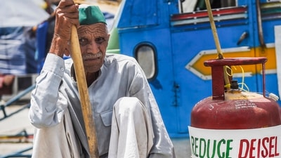 Many carried empty LPG cylinders, arrived in tractors and shouted slogans against the Union government. (PTI)