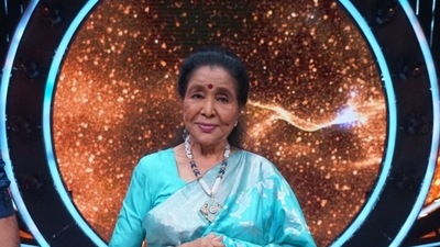 Asha Bhosle remembered how her sister, Lata Mangeshkar cheered her on when she was nervous ahead of a song recording. Asha Bhosle remembered how her sister, Lata Mangeshkar cheered her on when she was nervous ahead of a song recording.