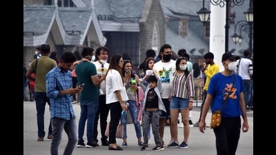 Covid protocol violations are common amid surge in tourist inflow to state. (Deepak Sansta /HT) Covid protocol violations are common amid surge in tourist inflow to state. (Deepak Sansta /HT)