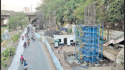 Metro work in progress in Pune. More than 1,400 trees to be uprooted for the metro project (HT) Metro work in progress in Pune. More than 1,400 trees to be uprooted for the metro project (HT)