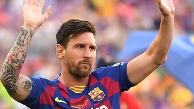 Lionel Messi waves to FC Barcelona fans. (Getty Images)