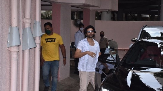Kartik Aaryan spotted by the paparazzi.