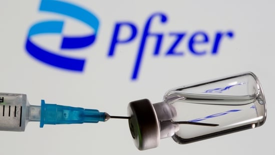 Syringe and vial are seen in front of the displayed new Pfizer logo in this illustration. (REUTERS/Dado Ruvic/Illustration/File Photo)