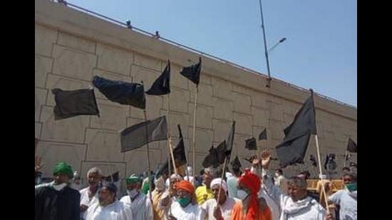 Bharatiya Kisan Union activists showed black flags to members of a Haryana assembly committee, mistaking them for a team of Kurukshetra BJP MP Naib Singh Saini, at Naraingarh in Ambala on Thursday. (Representational photo) Bharatiya Kisan Union activists showed black flags to members of a Haryana assembly committee, mistaking them for a team of Kurukshetra BJP MP Naib Singh Saini, at Naraingarh in Ambala on Thursday. (Representational photo)