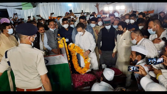Congress leader Rahul Gandhi paying tributes to former Himachal Pradesh chief minister Virbhadra Singh in Shimla on Friday. (ANI) Congress leader Rahul Gandhi paying tributes to former Himachal Pradesh chief minister Virbhadra Singh in Shimla on Friday. (ANI)