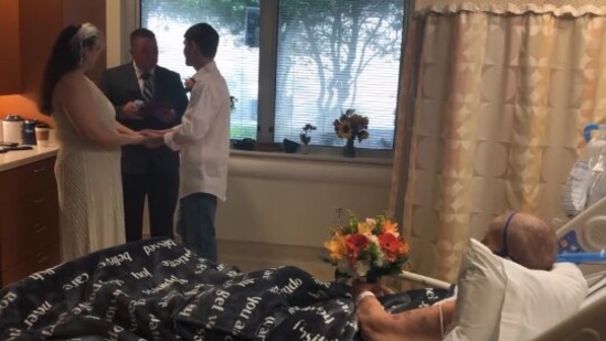 The image shows the bride named Sean getting married in her grandma's hospital room.(Facebook/@methodisthealthcaresa )