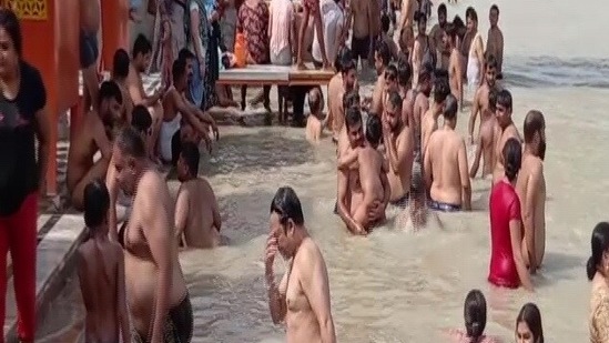 Tourists in Haridwar flout social distancing, ditch masks. (ANI/Twitter)