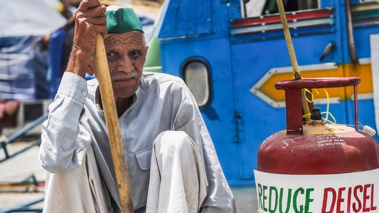 Many carried empty LPG cylinders, arrived in tractors and shouted slogans against the Union government.(PTI)