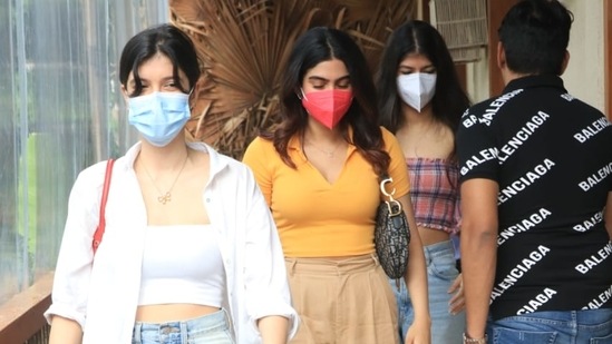 Khushi Kapoor with her cousin Shanaya Kapoor at a restaurant.
