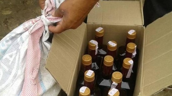 The gang secretly brought this stock of Indian-made foreign liquor to Bhopal two days ago(Santosh Kumar/HT file photo. Representative image) The gang secretly brought this stock of Indian-made foreign liquor to Bhopal two days ago(Santosh Kumar/HT file photo. Representative image)