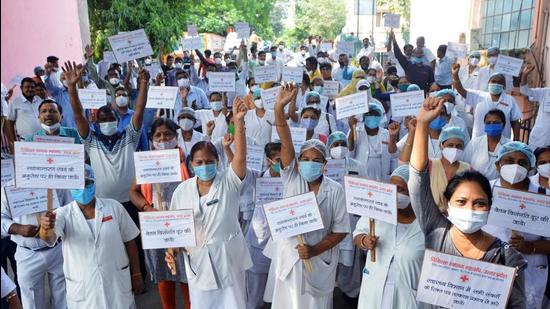Health workers of the Chikitsa Evam Swasthya Mahasangh shout slogans during a protest against the general transfer policy at Balrampur Hospital, in Lucknow on Friday. (ANI Photo)