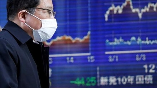 Brokers pointed out Thursday that the stocks faced selling pressure from the outset with an impending state of emergency in Tokyo clouding the outlook.(Reuters file photo) Brokers pointed out Thursday that the stocks faced selling pressure from the outset with an impending state of emergency in Tokyo clouding the outlook.(Reuters file photo)